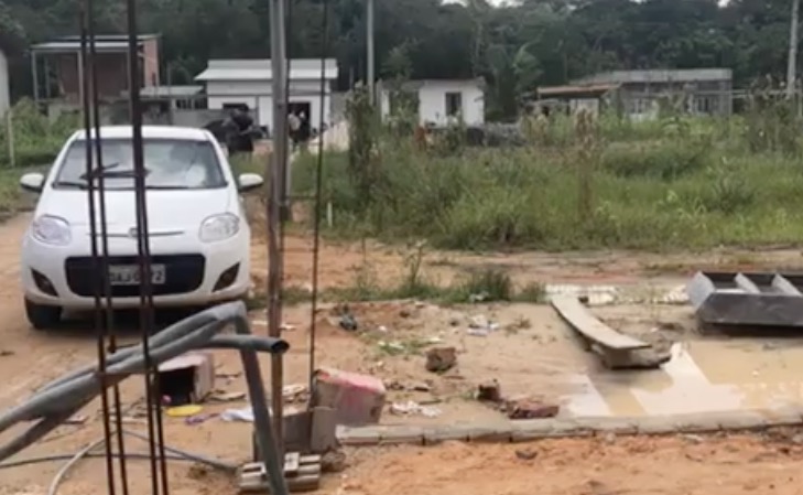 Criança de 7 anos e família são feitas reféns em assalto à casa em Manaus 