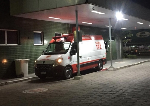 Dupla em moto surge em rua e atira contra grupo de amigos em Manaus