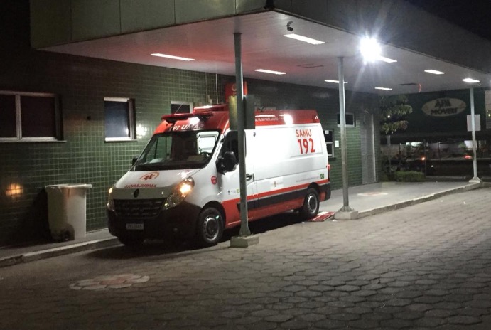 Dupla em moto surge em rua e atira contra grupo de amigos em Manaus