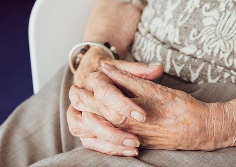 Homem é preso por abandonar a própria mãe de 87 anos em Manaus 