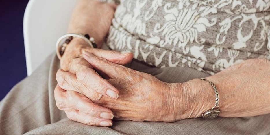 Homem é preso por abandonar a própria mãe de 87 anos em Manaus 