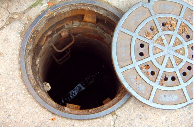 Homem tenta assaltar ônibus e acaba preso em bueiro por populares em Manaus