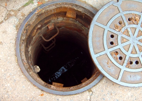 Homem tenta assaltar ônibus e acaba preso em bueiro por populares em Manaus