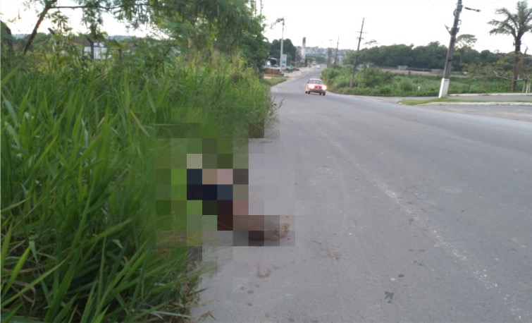 Populares encontram corpo crivado de balas em estrada na AM-010
