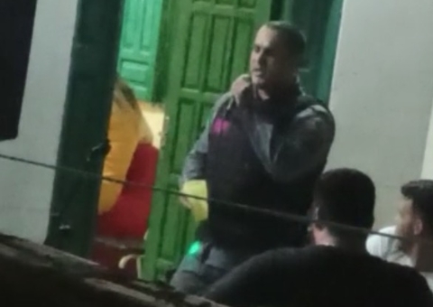 Usando farda e viatura, PM é flagrado se divertindo em bar de Manaus