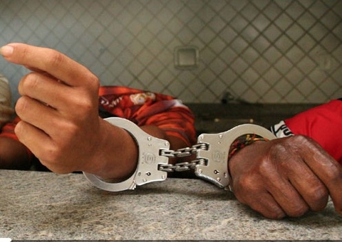 Dupla é presa após cair de motocicleta durante perseguição em Manaus 