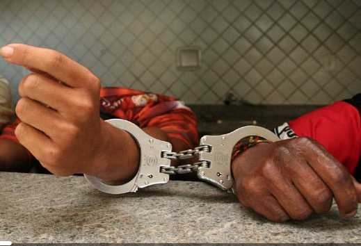 Dupla é presa após cair de motocicleta durante perseguição em Manaus 