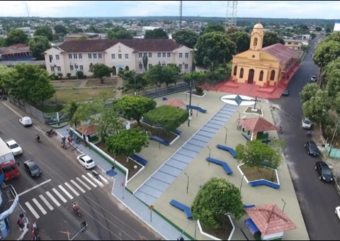 Jovem é atacado a facadas na praça de prefeitura no Amazonas