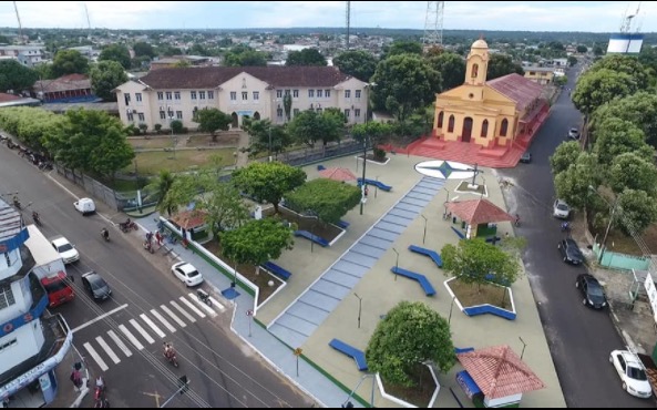 Jovem é atacado a facadas na praça de prefeitura no Amazonas