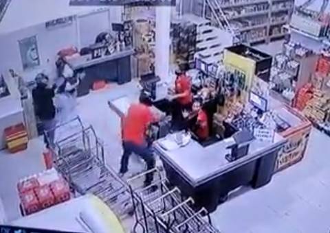 Dupla ataca dono de supermercado e rouba R$ 15 mil no Amazonas; veja vídeo