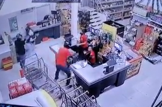 Dupla ataca dono de supermercado e rouba R$ 15 mil no Amazonas; veja vídeo