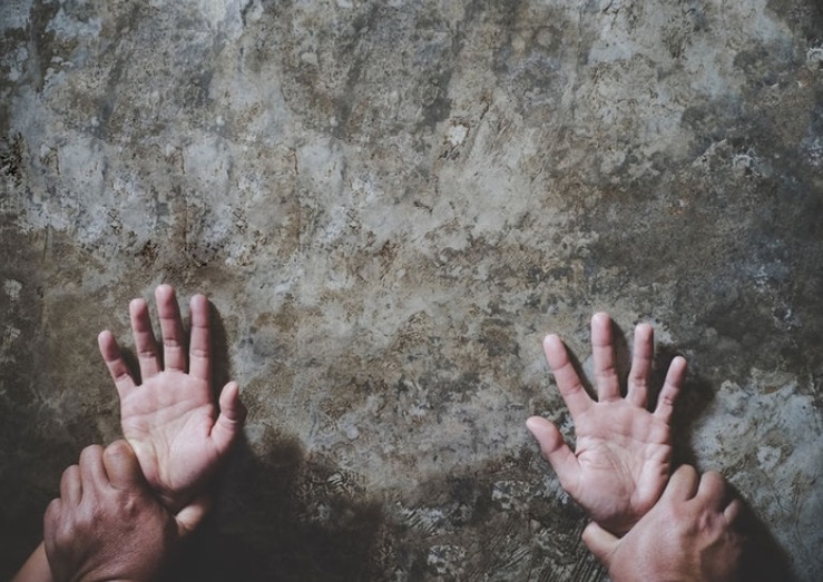 Menina de 10 anos engravida de gêmeos após ser estuprada pelo padrasto 