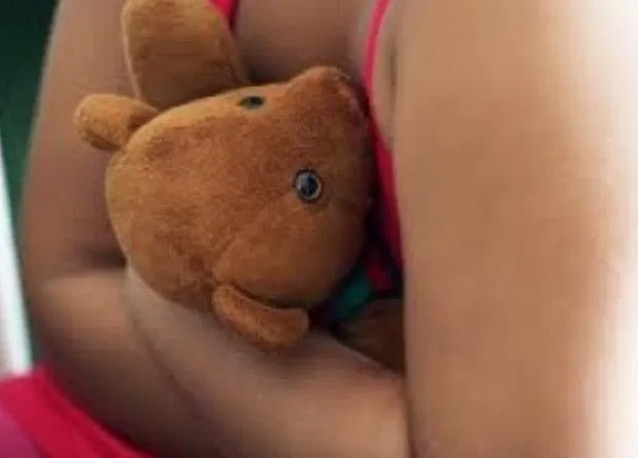 Menina que engravidou de gêmeos após ser estuprada pelo padrasto faz aborto