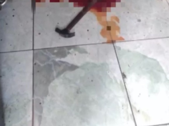 Adolescente mata pai com golpes de martelo e deixa confissão em caderno