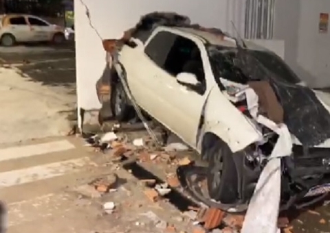Carro fica destruído após criminosos atingirem muro durante fuga em Manaus