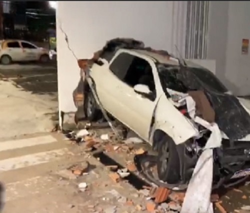 Carro fica destruído após criminosos atingirem muro durante fuga em Manaus