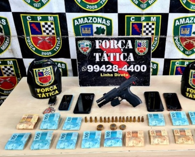 Dupla é presa com arma e R$ 14 mil escondido dentro de carro em Manaus