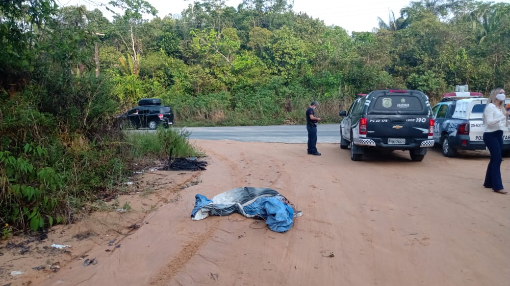 Corpo é encontrado com bilhete em ramal na AM-010 