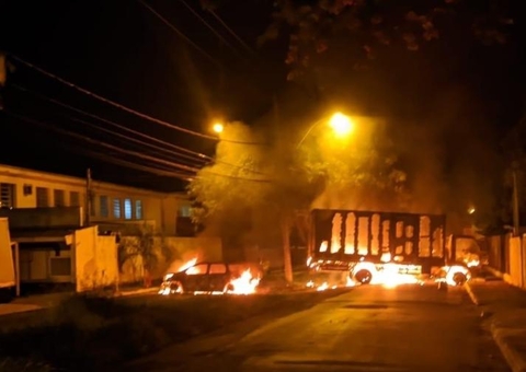 Criminosos queimam carros e atiram em moradores durante tentativas de roubo