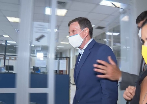 Crivella diz que espera 'justiça' após ser preso no Rio de Janeiro