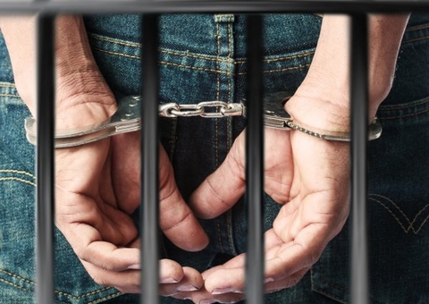 Homem tenta fugir da PM, mas é capturado e agredido por populares em Manaus