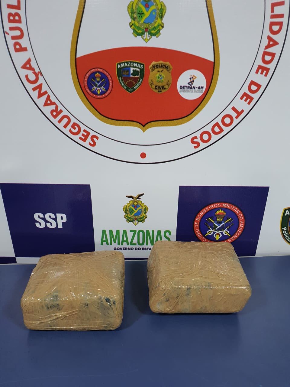 Homem é preso e 7 kg de drogas são apreendidas em embarcações no Amazonas