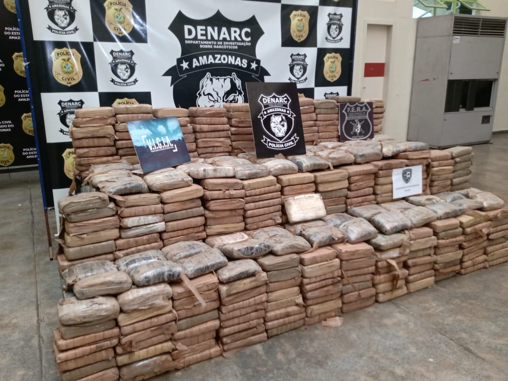 Dupla é presa com 350 kg de skunk em flutuante no Amazonas 