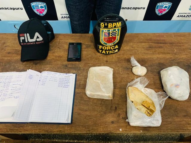 Suspeito é preso com 1 kg de drogas e anotações do tráfico no Amazonas