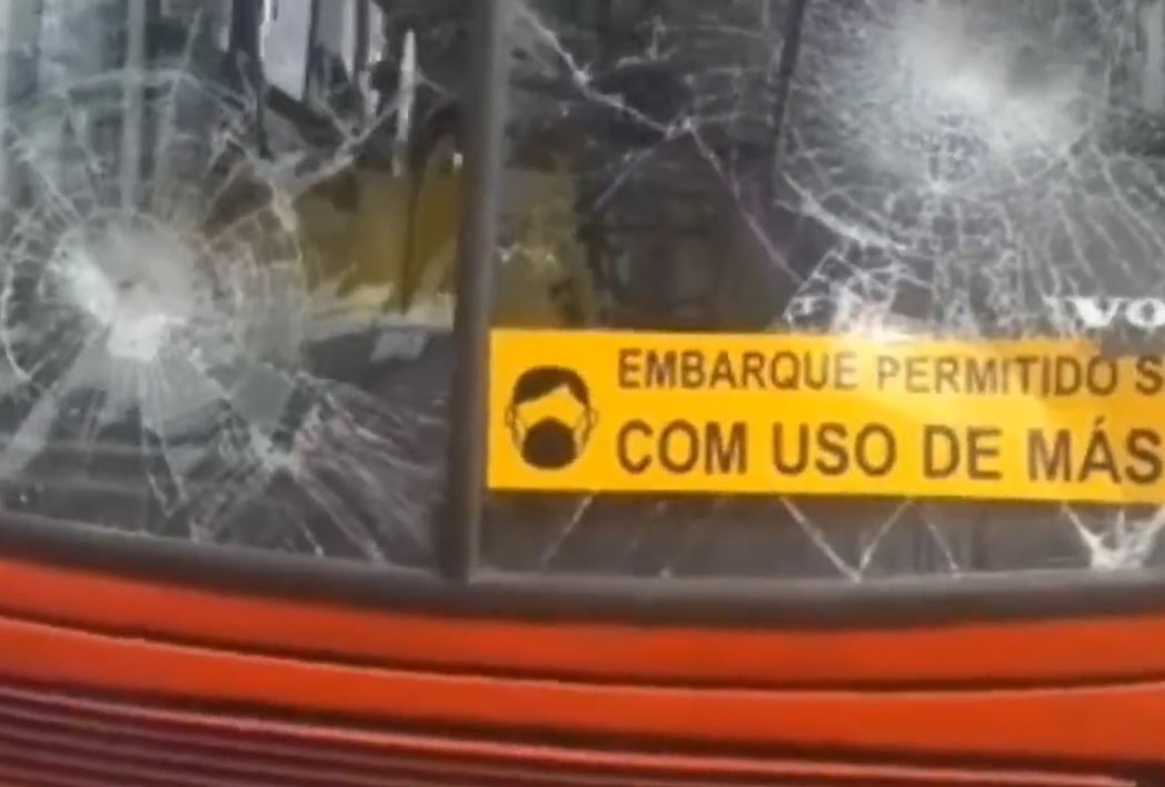 Vídeo:Em ataque de fúria, homem quebra vidros de ônibus em Manaus