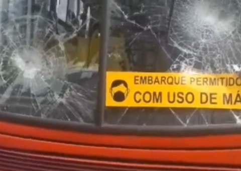 Vídeo:Em ataque de fúria, homem quebra vidros de ônibus em Manaus