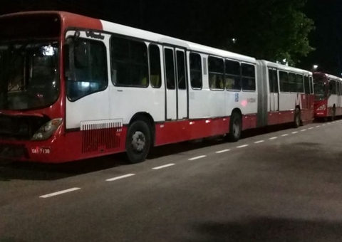 Dupla armada assalta motoristas e cobradores em estação de ônibus em Manaus