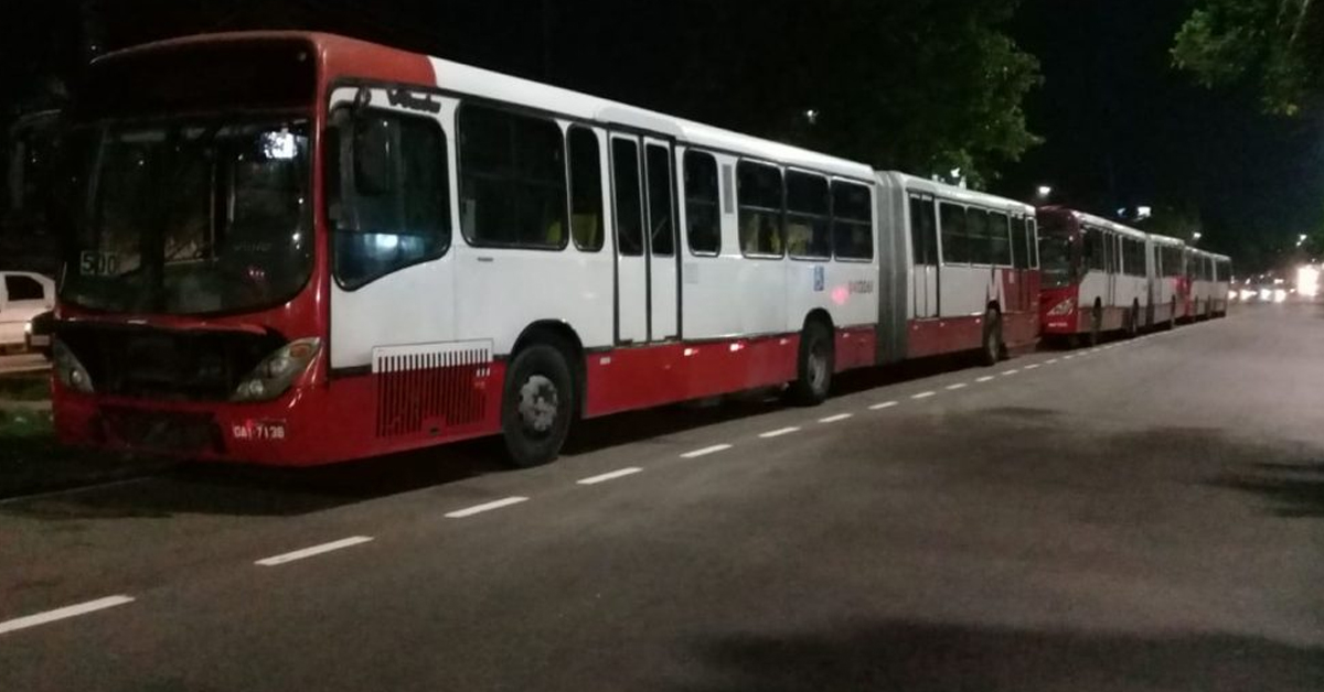 Dupla armada assalta motoristas e cobradores em estação de ônibus em Manaus
