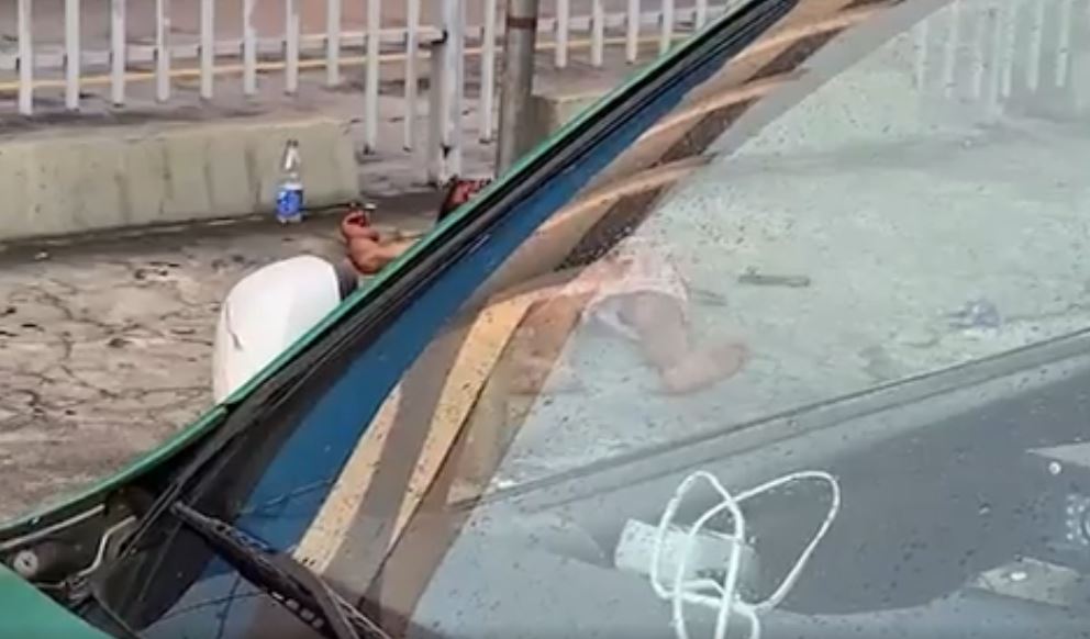 Suspeito de assalto agoniza em calçada após ser espancado em Manaus