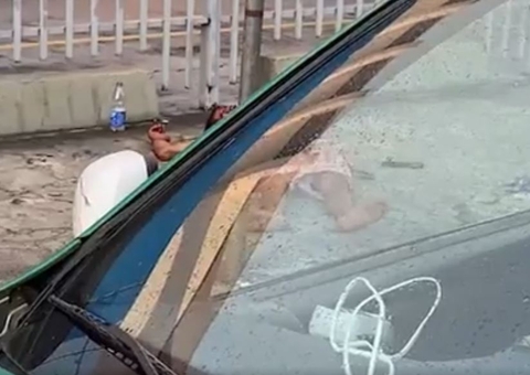 Suspeito de assalto agoniza em calçada após ser espancado em Manaus