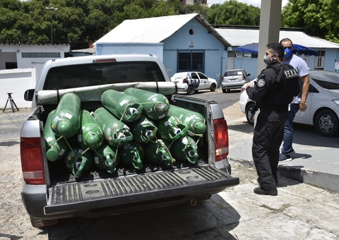 Polícia apreende cilindros na White Martins e entrega em hospital de Manaus