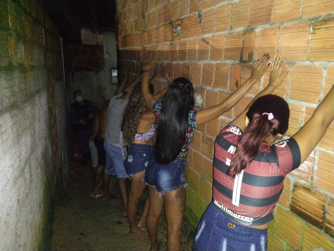 Festa clandestina regada a drogas termina com novinhos presos em Manaus