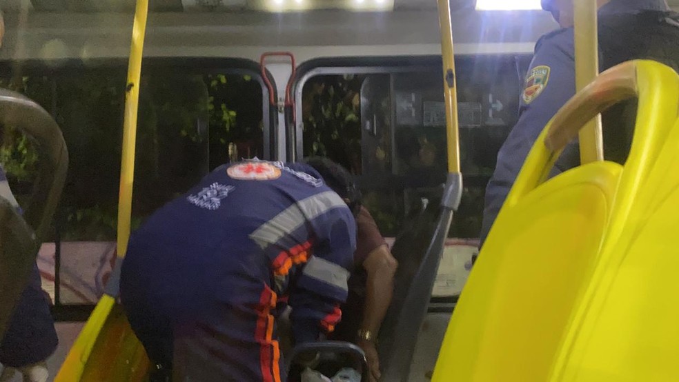 Idoso é baleado em assalto a ônibus da linha 640 em Manaus 
