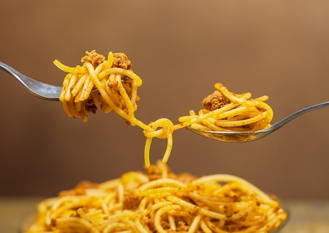 Mãe é presa suspeita de envenenar filhos com chumbinho em macarronada