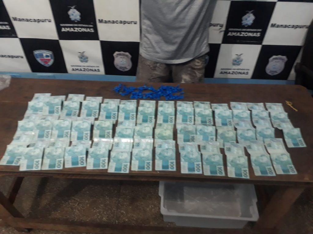 Homem é preso com R$ 4 mil ao jogar sacola com drogas no Amazonas