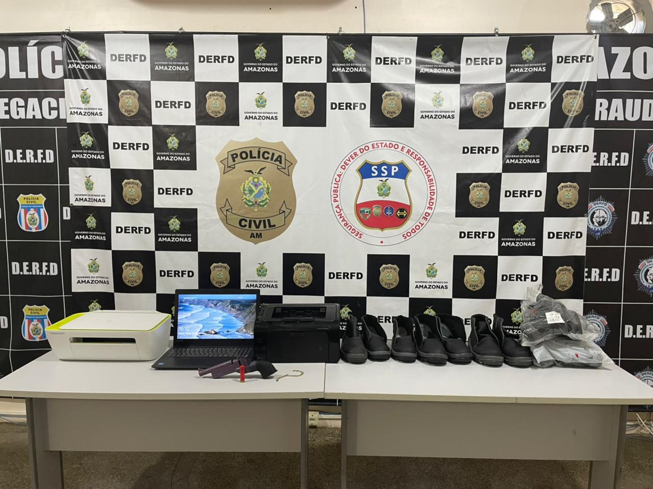 Irmãos são presos suspeitos de assalto em loja de calçados em Manaus