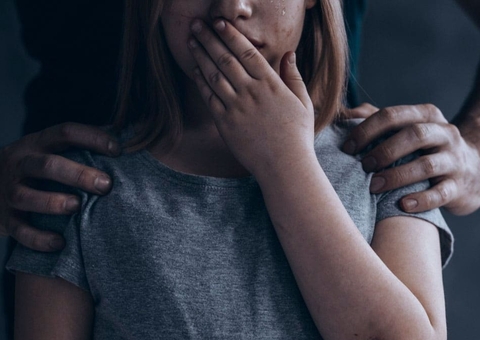 Menina de 10 anos engravida de gêmeos após ser estuprada pelo padrasto 