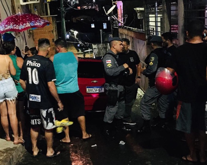 Mulher vê marido ser assassinado dentro de carro em beco de Manaus