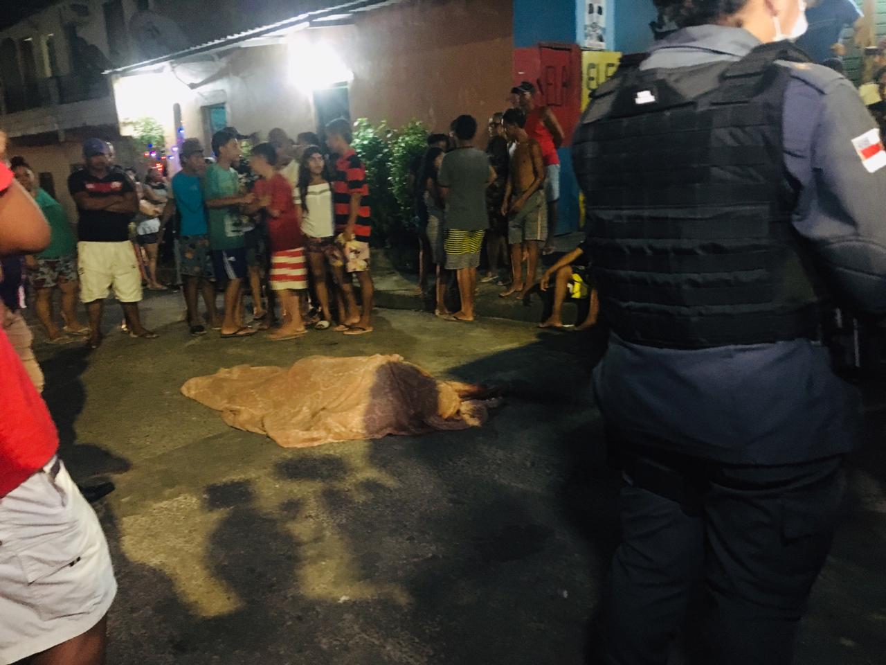 Jovem é surpreendido por dupla e morto com tiros na cabeça em Manaus