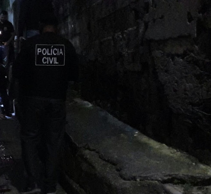 Criminosos invadem casa de cabeleireiro e atiram em clientes em Manaus