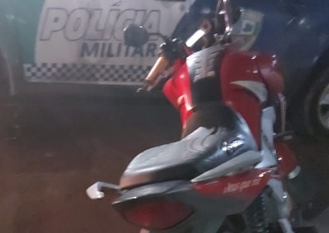 Dupla tenta fugir com motocicleta roubada e acaba presa em Manaus 