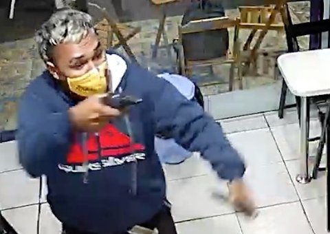 Câmeras de segurança flagram assalto em lanchonete de Manaus; veja vídeo