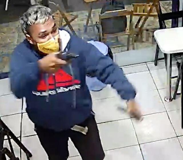 Câmeras de segurança flagram assalto em lanchonete de Manaus; veja vídeo