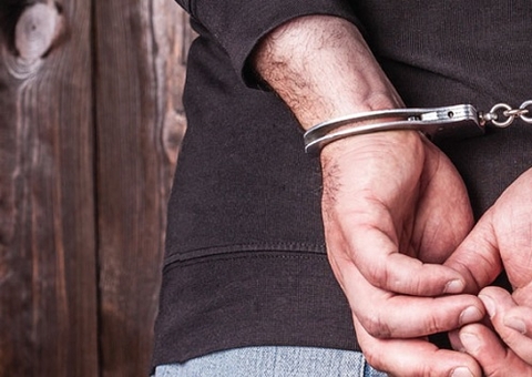 Suspeito de arrastão é preso após colidir veículo em perseguição em Manaus