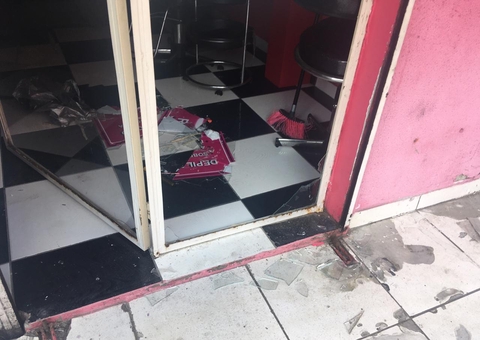 Ladrões fazem 'a limpa' em salão de beleza em Manaus e levam até cadeados