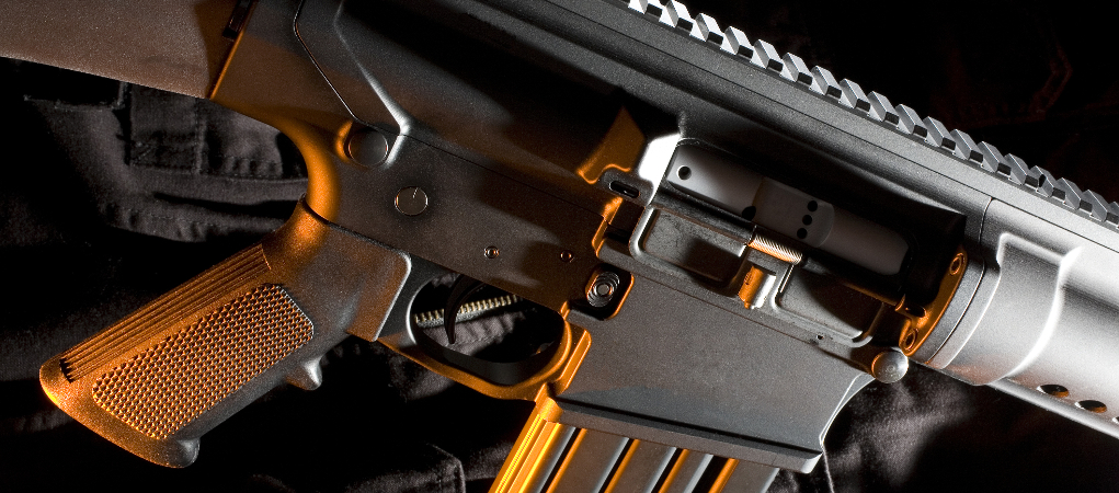 Com fuzil, pistoleiros invadem casa e deixam 3 feridos em Manaus